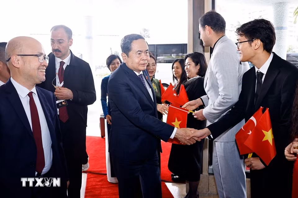 Cộng đồng người Việt Nam tại Thổ Nhĩ Kỳ đón Chủ tịch Quốc hội Trần Thanh Mẫn và Phu nhân tại khách sạn. (Ảnh: Doãn Tấn/TTXVN)
