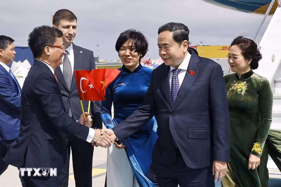 Lễ đón Chủ tịch Quốc hội Trần Thanh Mẫn và Phu nhân tại sân bay Istanbul, thành phố Istanbul, Thổ Nhĩ Kỳ. (Ảnh: Doãn Tấn/TTXVN)