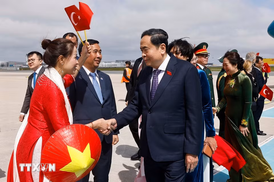 Chủ tịch Quốc hội Trần Thanh Mẫn và Phu nhân cùng đoàn đại biểu cấp cao Việt Nam đến thành phố Istanbul. (Ảnh: Doãn Tấn/TTXVN)