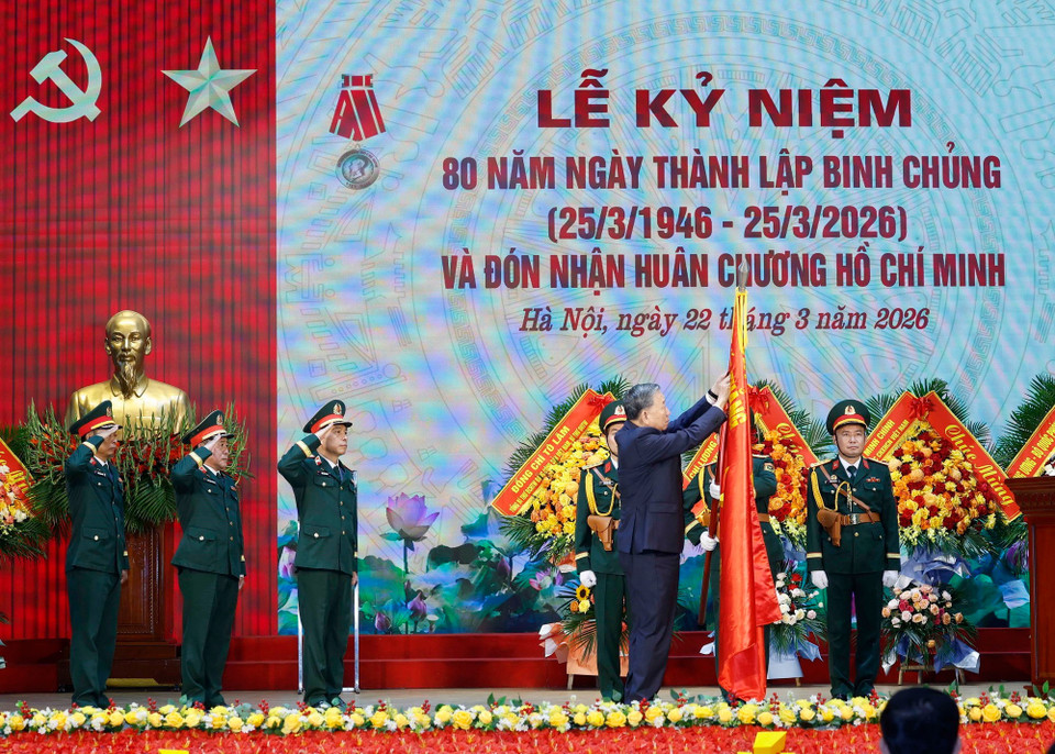 Tổng Bí thư Tô Lâm trao tặng Huân chương Hồ Chí Minh cho Binh chủng Công binh. (Ảnh: Thống Nhất/TTXVN)