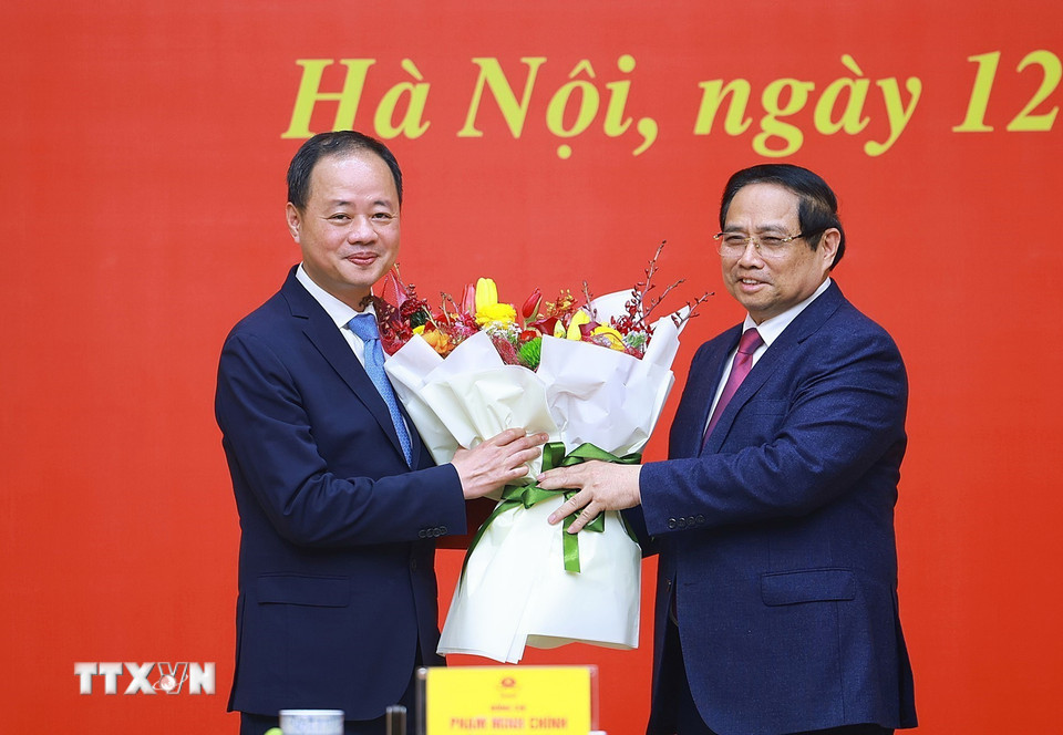 Thủ tướng Phạm Minh Chính trao quyết định và tặng hoa chúc mừng ông Trần Hồng Thái giữ chức Chủ tịch Viện Hàn lâm Khoa học và Công nghệ Việt Nam. (Ảnh: Dương Giang/TTXVN)