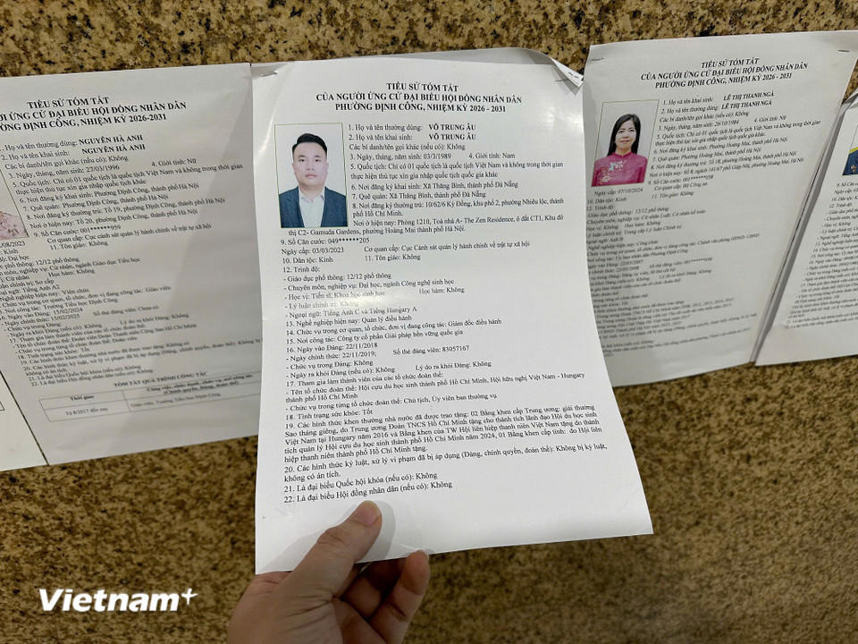 Người dân chung cư Đại Kim Building tìm hiểu tiểu sử của người ứng cử đại biểu Hội đồng Nhân dân phường Định Công. (Ảnh: Trí Đức/Vietnam+)