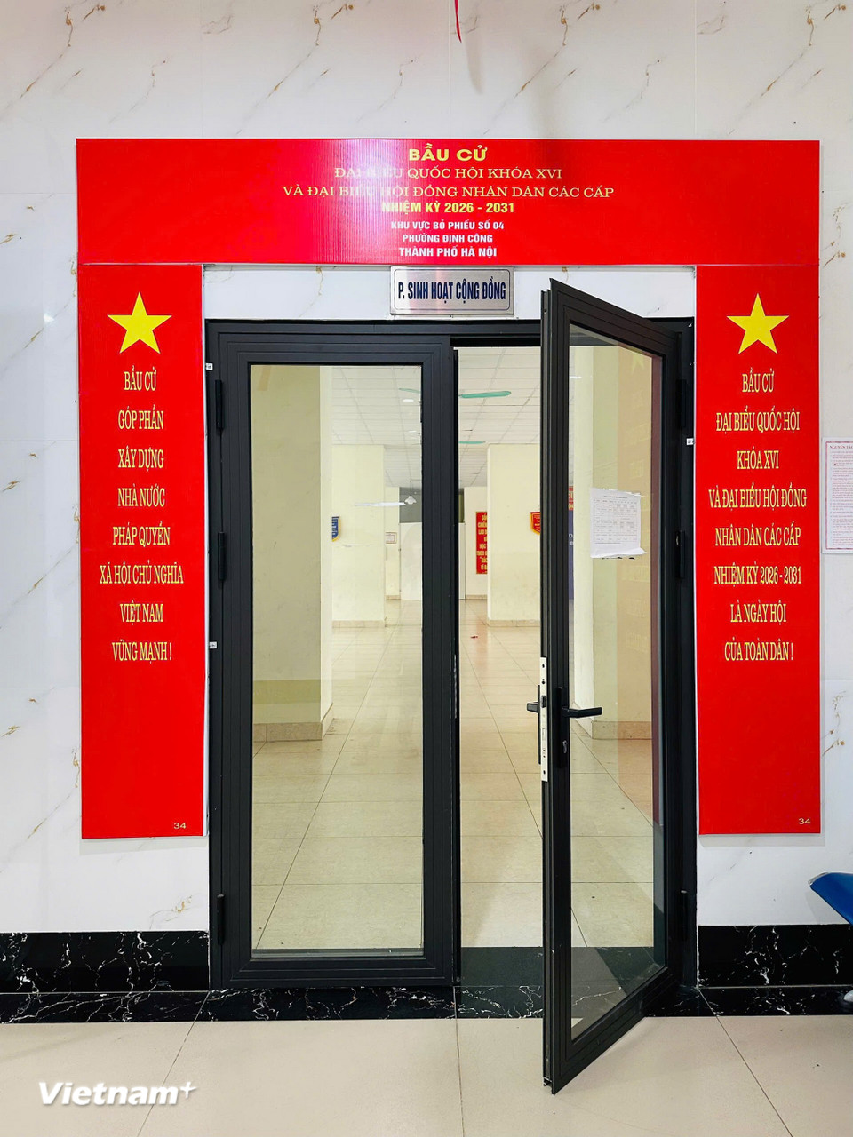 Trang hoàng địa điểm bỏ phiếu - Phòng sinh hoạt cộng đồng tại chung cư Đại Kim Building, phường Định Công, Hà Nội. (Ảnh: Trí Đức/Vietnam+)