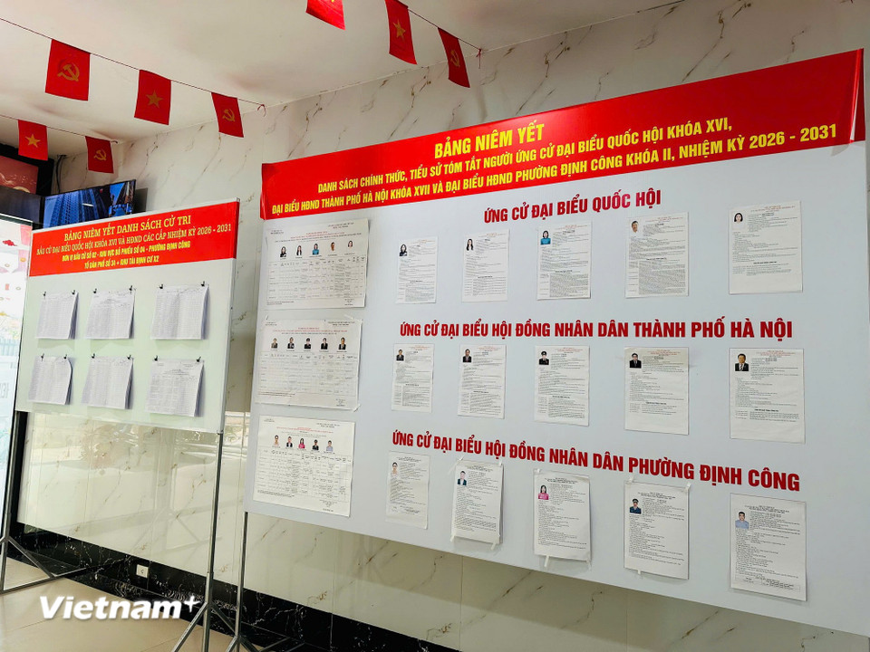 Niêm yết danh sách người ứng cử đại biểu Quốc hội khóa XVI ở đơn vị bầu cử số 3; đại biểu Hội đồng Nhân dân thành phố Hà Nội khóa XVII, đơn vị bầu cử số 9; người ứng cử đại biểu Hội đồng Nhân dân phường Định Công khóa II nhiệm kỳ 2026-2031. (Ảnh: Trí Đức/Vietnam+)