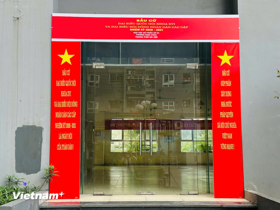 Trang hoàng địa điểm bỏ phiếu - Phòng sinh hoạt cộng đồng tại chung cư Đại Kim Building, phường Định Công, Hà Nội. (Ảnh: Trí Đức/Vietnam+)