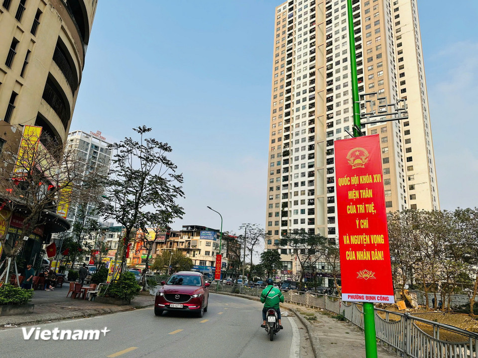 Tuyên truyền về cuộc bầu cử tại địa bàn phường Định Công. (Ảnh: Trí Đức/Vietnam+)