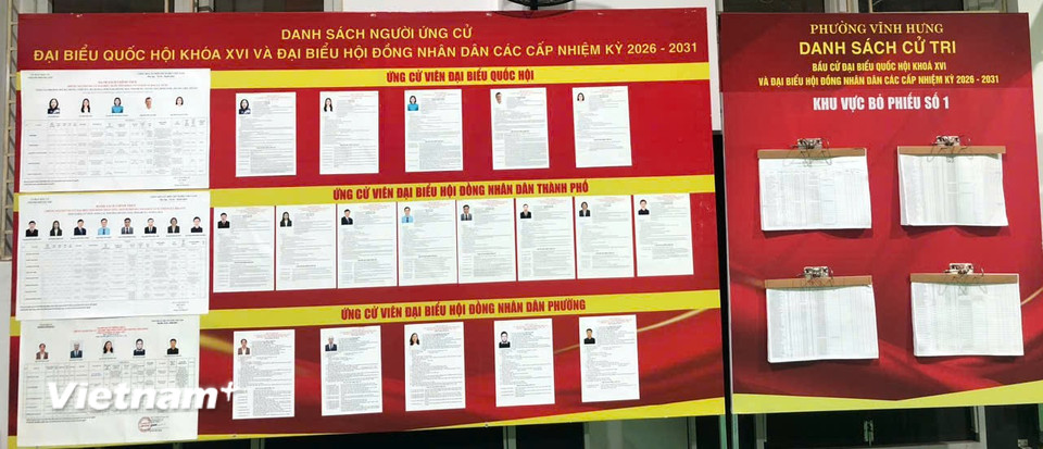 Niêm yết danh sách người ứng cử và cử tri tại khu vực bỏ phiếu số 1. (Ảnh: Hồng Hạnh/Vietnam+)
