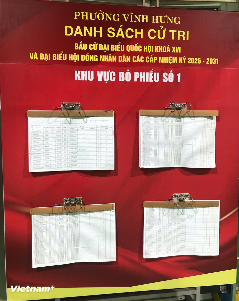Niêm yết danh sách cử tri tại khu vực bỏ phiếu số 1. (Ảnh: Hồng Hạnh/Vietnam+)