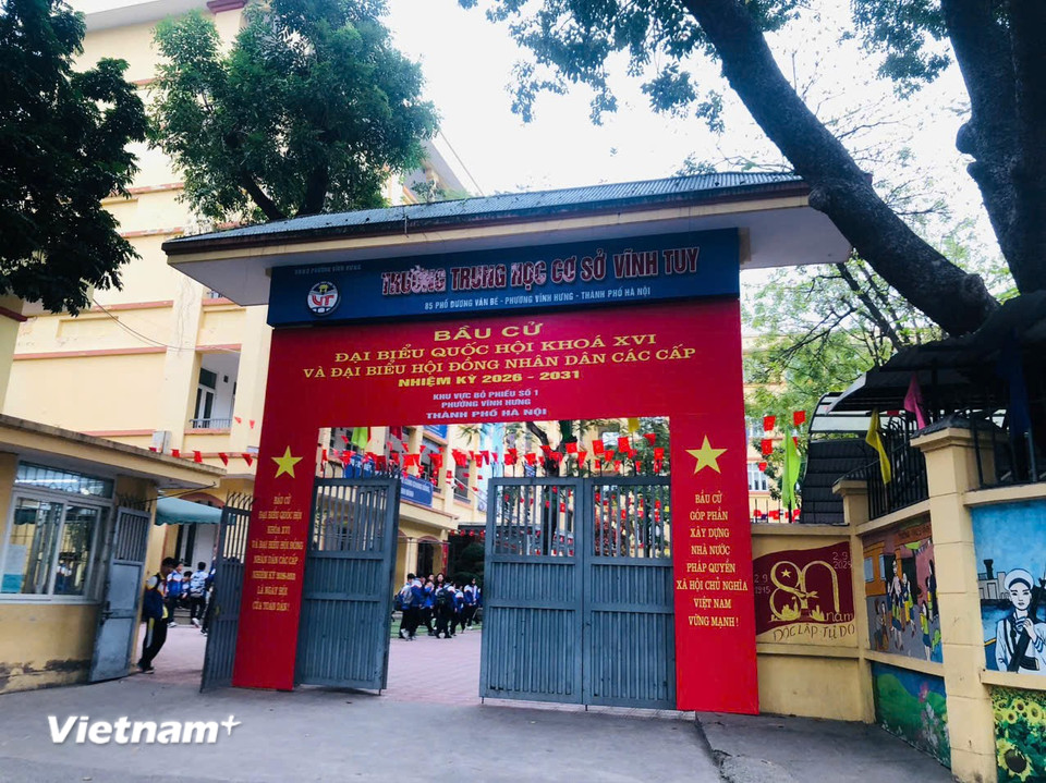 Tuyên truyền về bầu cử tại khu vực bỏ phiếu số 01 phường Vĩnh Hưng. (Ảnh: Hồng Hạnh/Vietnam+)