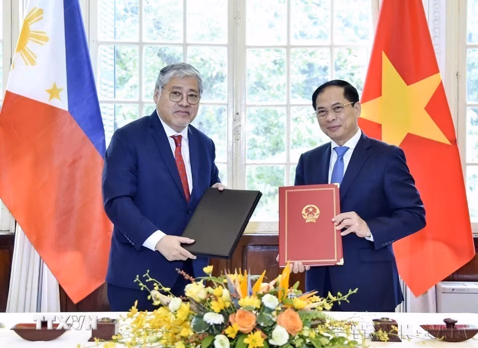Bộ trưởng Ngoại giao Bùi Thanh Sơn và Bộ trưởng Ngoại giao Philippines Enrique Manalo ký Biên bản Kỳ họp lần thứ 10 Ủy ban hỗn hợp về Hợp tác song phương Việt Nam-Philippines (Hà Nội, 2/8/2023). (Ảnh: Lâm Khánh/TTXVN)