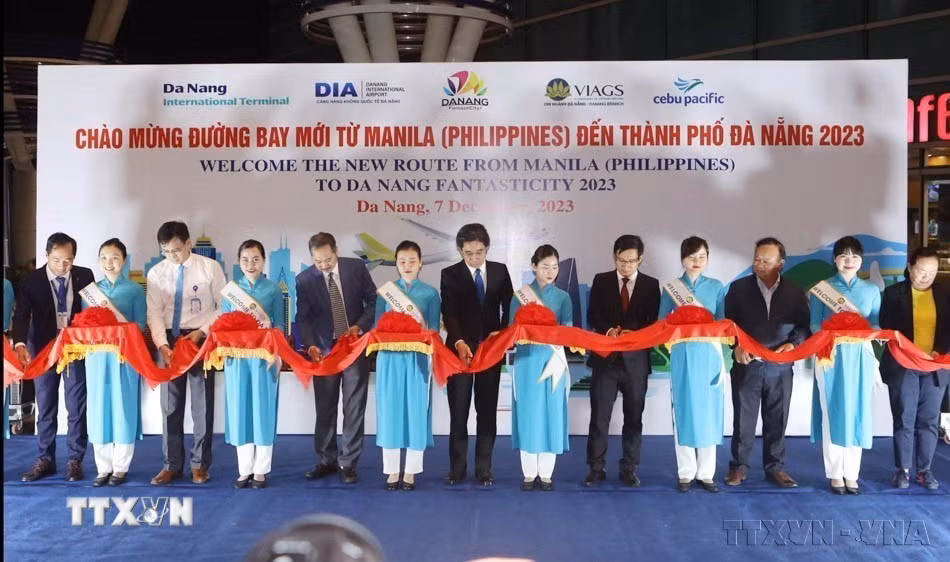 Lễ khai trương đường bay mới từ Manila (Philippines) đến Đà Nẵng. Việc mở đường bay thẳng Manila-Đà Nẵng góp phần khôi phục và đa dạng hóa thị trường khách quốc tế đến Đà Nẵng (7/12/2023). (Ảnh: Trần Lê Lâm/TTXVN)