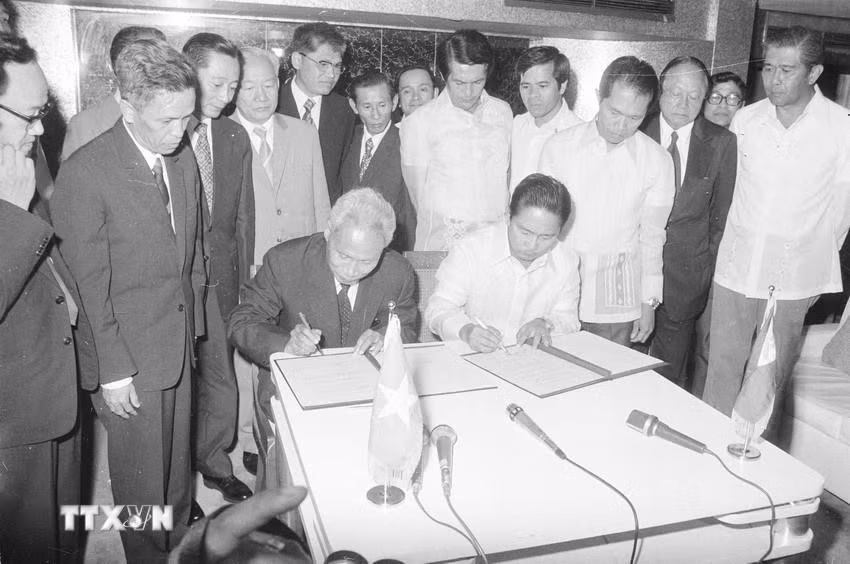 Thủ tướng Phạm Văn Đồng và Thủ tướng Philippines Ferdinand Marcos ký tuyên bố chung hai nước trong chuyến thăm chính thức Philippines (1978). (Ảnh: Xuân Lâm/TTXVN)