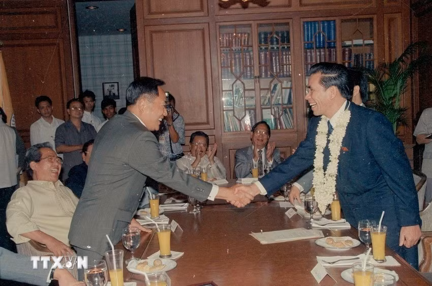 Chủ tịch Hạ viện Philippines Jose de Venecia tiếp Chủ tịch Quốc hội Nông Đức Mạnh trong chuyến thăm chính thức Philippines từ ngày 29-31/3/1993. (Ảnh: Xuân Tuân/TTXVN)