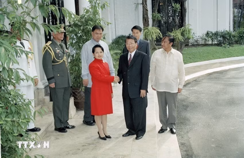 Tổng thống Philippines Gloria Arroyo đón Chủ tịch nước Trần Đức Lương trong chuyến thăm Philippines từ ngày 14-16/11/2001. (Ảnh: Trọng Nghiệp/TTXVN)