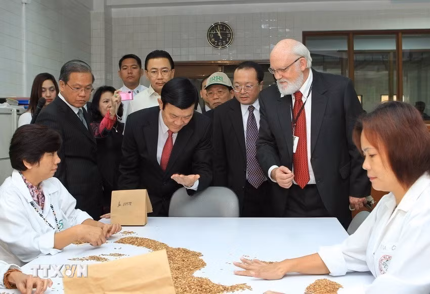 Tiến sỹ Robert Zeigler, Giám đốc viện giới thiệu với Chủ tịch nước Trương Tấn Sang về nghiên cứu lúa Quốc tế (IRRI), trong chuyến thăm cấp Nhà nước Philippines (27/10/2011). (Ảnh: Nguyễn Khang/TTXVN)