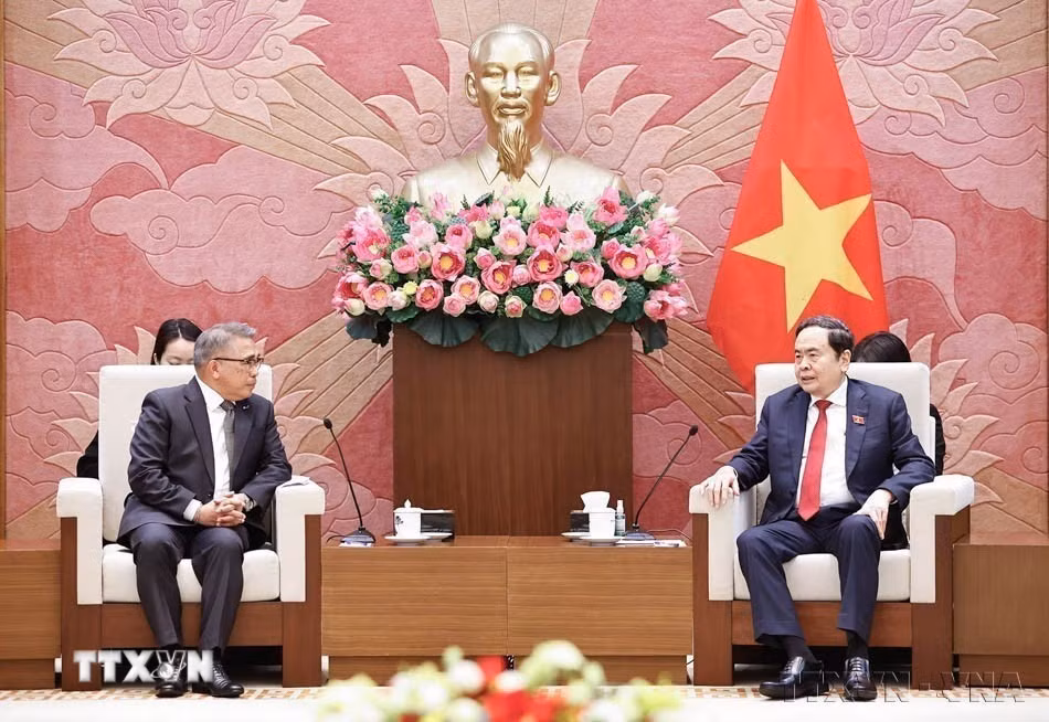 Chủ tịch Quốc hội Trần Thanh Mẫn tiếp Đại sứ Đặc mệnh toàn quyền Cộng hòa Philippines Meynardo Los Banos Montealegre đến chào từ biệt nhân dịp kết thúc nhiệm kỳ công tác tại Việt Nam. (Ảnh: Doãn Tấn/TTXVN)