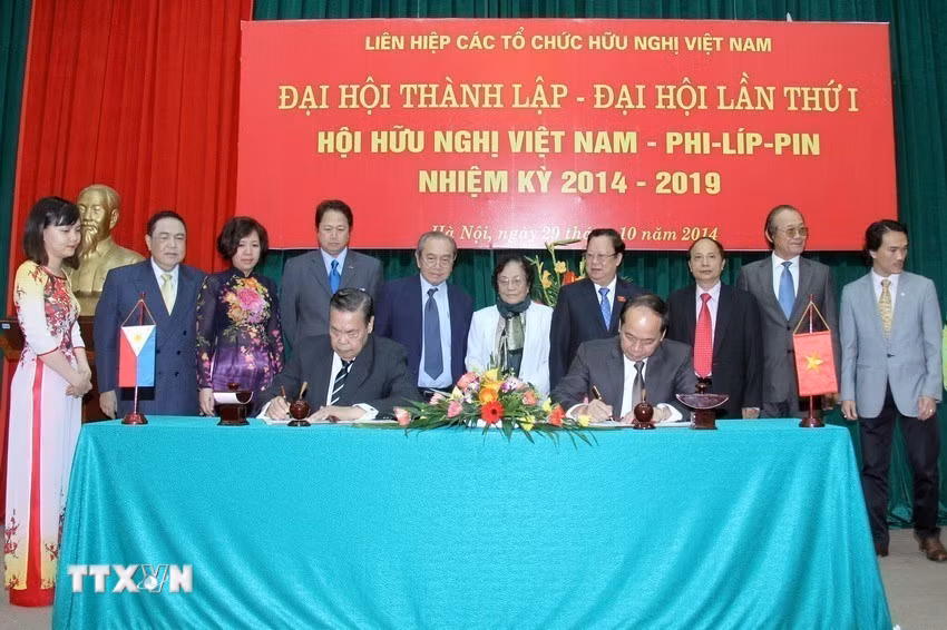 Hội hữu nghị Việt Nam-Philippines và Hội hữu nghị Philippines - Việt Nam ký Biên bản ghi nhớ về hợp tác giữa 2 hội tại Đại hội thành lập - đại hội lần thứ nhất Hội hữu nghị Việt Nam-Philippines (nhiệm kỳ 2014-2019). (Ảnh: An Đăng/TTXVN)