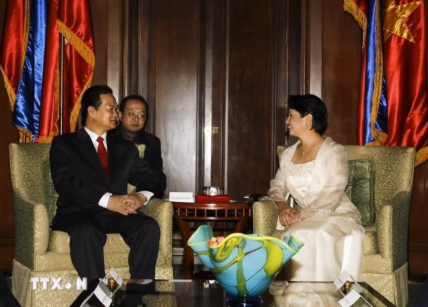 Hội đàm hẹp giữa Tổng thống Philippines Macapagal Arroyo và Thủ tướng Nguyễn Tấn Dũng trong chuyến thăm chính thức Philippines (9/8/2007). (Ảnh: Đức Tám/TTXVN)