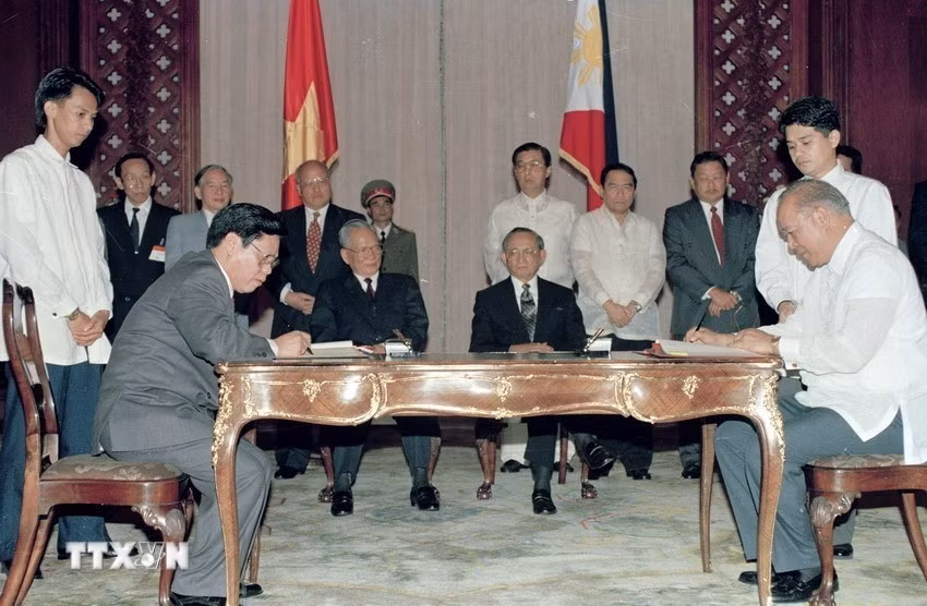 Chủ tịch nước Trần Đức Lương và Tổng thống Philippines Fidel Ramos chứng kiến lễ ký Hiệp định hợp tác mới về thương mại giữa hai nước (1995). (Ảnh: Cao Phong/TTXVN)
