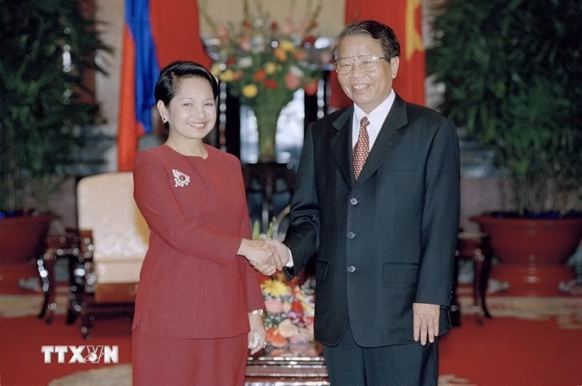 Trong chuyến thăm Việt Nam của Tổng thống Arroyo năm 2002, hai nước đã ký Tuyên bố chung về "Khuôn khổ Hợp tác song phương trong 25 năm đầu thế kỷ 21 và thời kỳ tiếp theo." Trong ảnh: Chủ tịch nước Trần Đức Lương tiếp Tổng thống Philippines G. M. Arroyo (Hà Nội, 6/11/2002). (Ảnh: Nhan Sáng/TTXVN)
