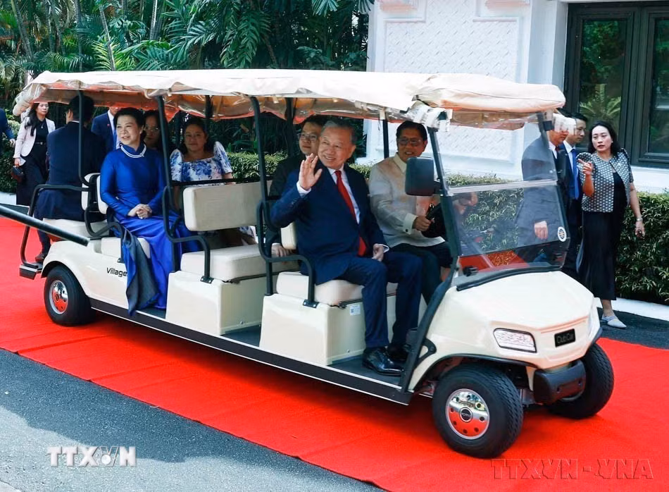 Tổng thống Philippines Ferdinand Romualdez Marcos Jr. và Phu nhân chủ trì Lễ đón trọng thể Tổng Bí thư, Chủ tịch nước Tô Lâm và Phu nhân thăm cấp Nhà nước tới Philippines (1/6/2026). (Ảnh: Thống Nhất/TTXVN)
