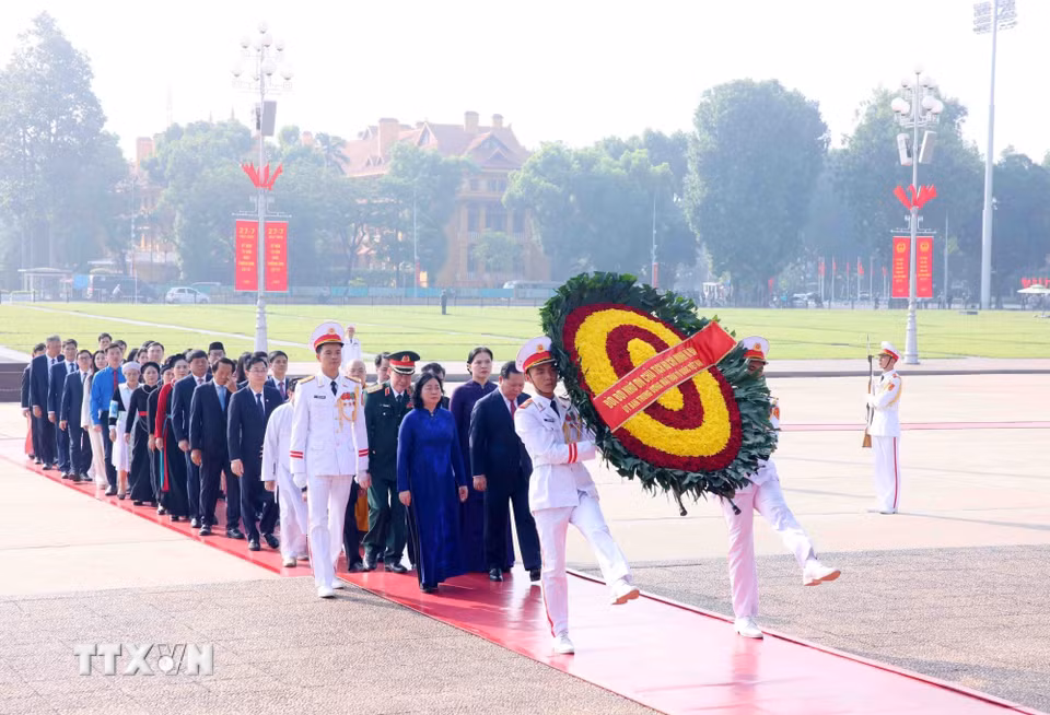 Đoàn đại biểu Ủy ban Trung ương Mặt trận Tổ quốc Việt Nam đến đặt vòng hoa và vào Lăng viếng Chủ tịch Hồ Chí Minh. (Ảnh: Phạm Kiên/TTXVN)