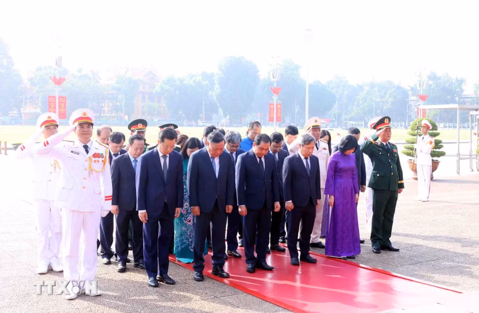 Đoàn đại biểu Thành ủy, Hội đồng Nhân dân, Ủy ban Nhân dân, Mặt trận Tổ quốc Việt Nam thành phố Hà Nội đến đặt vòng hoa và vào Lăng viếng Chủ tịch Hồ Chí Minh. (Ảnh: Phạm Kiên/TTXVN)