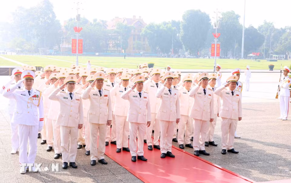 Đoàn đại biểu Đảng ủy Công an Trung ương-Bộ Công an đến đặt vòng hoa và vào Lăng viếng Chủ tịch Hồ Chí Minh. (Ảnh: Phạm Kiên/TTXVN)