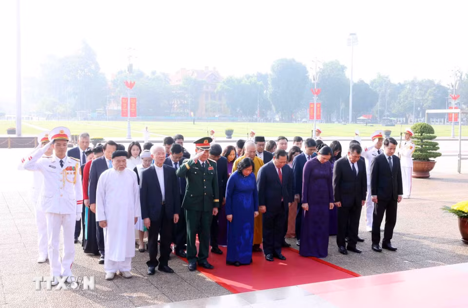 Đoàn đại biểu Ủy ban Trung ương Mặt trận Tổ quốc Việt Nam đến đặt vòng hoa và vào Lăng viếng Chủ tịch Hồ Chí Minh. (Ảnh: Phạm Kiên/TTXVN)