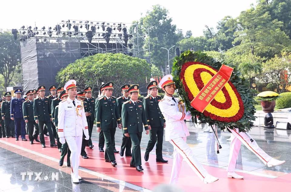 Đoàn đại biểu Quân ủy Trung ương và Bộ Quốc phòng đặt vòng hoa tưởng niệm các Anh hùng liệt sỹ. (Ảnh: Minh Đức/TTXVN)