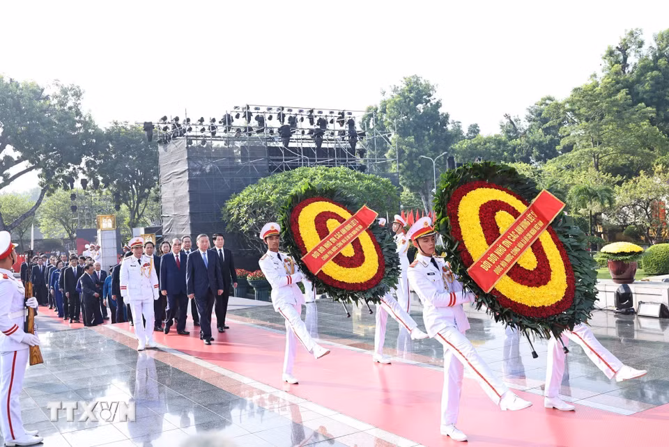 Đoàn Lãnh đạo Đảng, Nhà nước đặt vòng hoa tại Đài tưởng niệm các Anh hùng liệt sỹ trên đường Bắc Sơn (Ba Đình, Hà Nội). (Ảnh: Minh Đức/TTXVN)