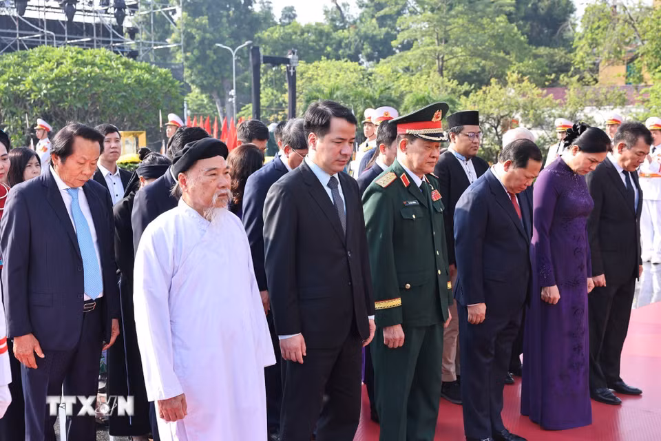 Đoàn đại biểu Ủy ban Trung ương Mặt trận Tổ quốc Việt Nam đặt vòng hoa tại Đài tưởng niệm các Anh hùng liệt sỹ. (Ảnh: Minh Đức/TTXVN)