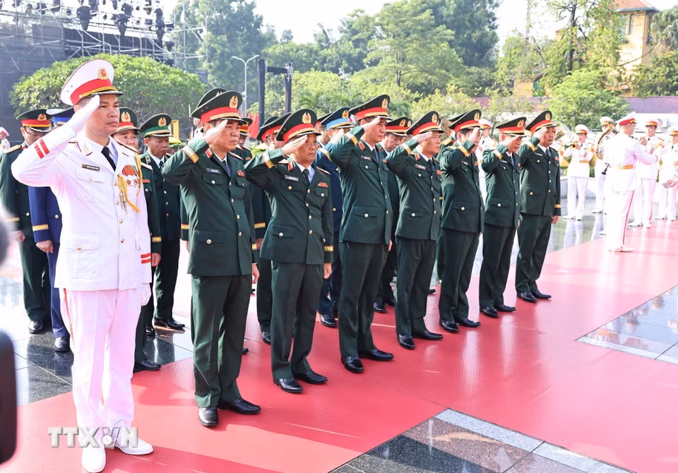 Đoàn đại biểu Quân ủy Trung ương và Bộ Quốc phòng tưởng niệm các Anh hùng liệt sỹ. (Ảnh: Minh Đức/TTXVN)