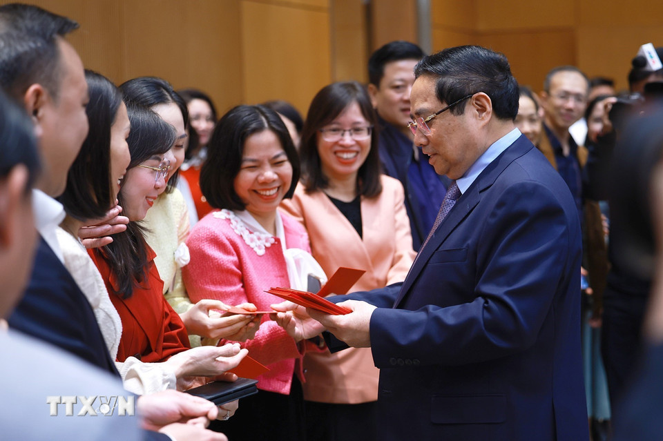 Thủ tướng Phạm Minh Chính chúc Tết lãnh đạo, cán bộ, nhân viên Văn phòng Chính phủ. (Ảnh: Dương Giang/TTXVN)