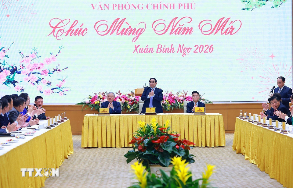 Thủ tướng Phạm Minh Chính chúc Tết lãnh đạo, cán bộ, nhân viên Văn phòng Chính phủ. (Ảnh: Dương Giang/TTXVN)