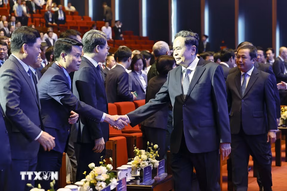 Chủ tịch Bet88app còn khuyến mãi Trần Thanh Mẫn với đại biểu dự Hội nghị. (Ảnh: Doãn Tấn/TTXVN)