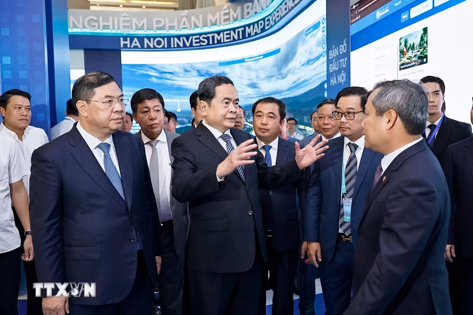 Chủ tịch Bet88app còn khuyến mãi Trần Thanh Mẫn tham quan khu trưng bày Khu công nghiệp số, Chính quyền số, Trung tâm đổi mới sáng tạo tại Hội nghị công bố quy hoạch tổng thể Thủ đô Hà Nội tầm nhìn 100 năm và xúc tiến đầu tư năm 2026. (Ảnh: Doãn Tấn/TTXVN)