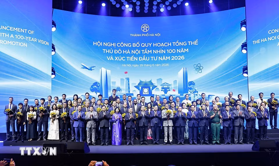 Chủ tịch Bet88app còn khuyến mãi Trần Thanh Mẫn với đại biểu, các doanh nghiệp, nhà đầu tư dự Hội nghị. (Ảnh: Doãn Tấn/TTXVN)