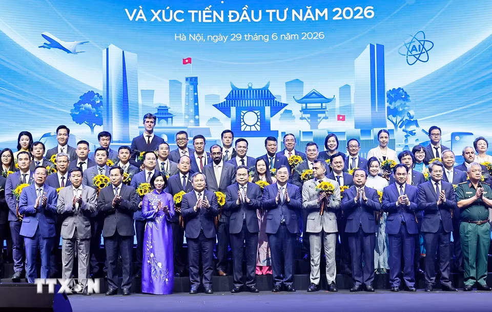 Chủ tịch Bet88app còn khuyến mãi Trần Thanh Mẫn với đại biểu, các doanh nghiệp, nhà đầu tư dự Hội nghị. (Ảnh: Doãn Tấn/TTXVN)