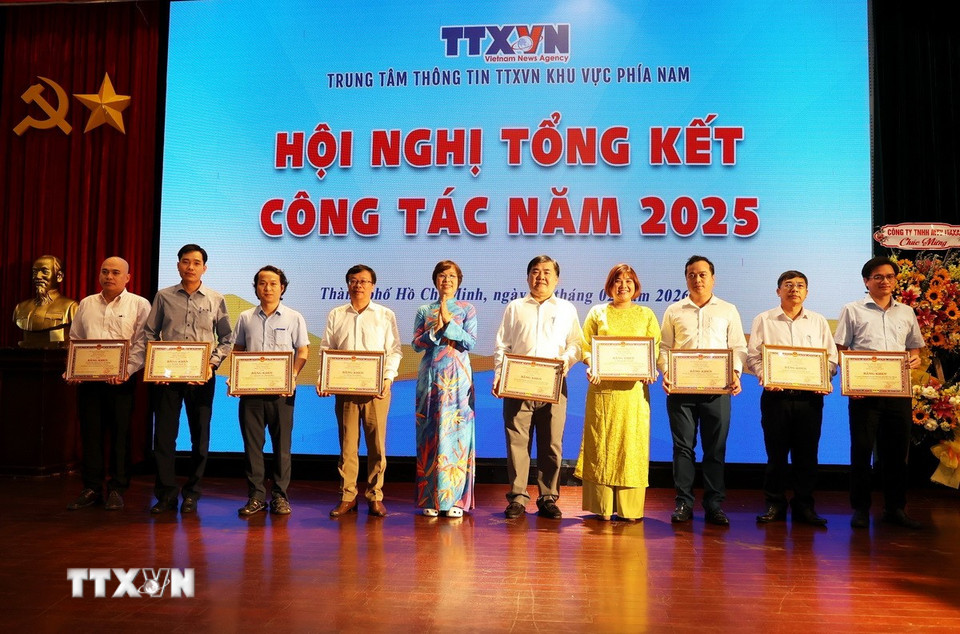 Ủy viên Ban Chấp hành Đảng bộ Chính phủ, Bí thư Đảng ủy, Tổng Giám đốc Thông tấn xã Việt Nam Vũ Việt Trang tặng Bằng khen cho các tập thể và cá nhân có thành tích xuất sắc trong công tác năm 2025. (Ảnh: Hồng Đạt/TTXVN)