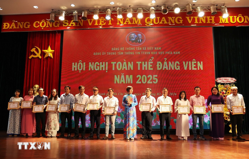 Khen thưởng các đảng viên hoàn thành xuất sắc nhiệm vụ năm 2025. (Ảnh: Hồng Đạt/TTXVN)