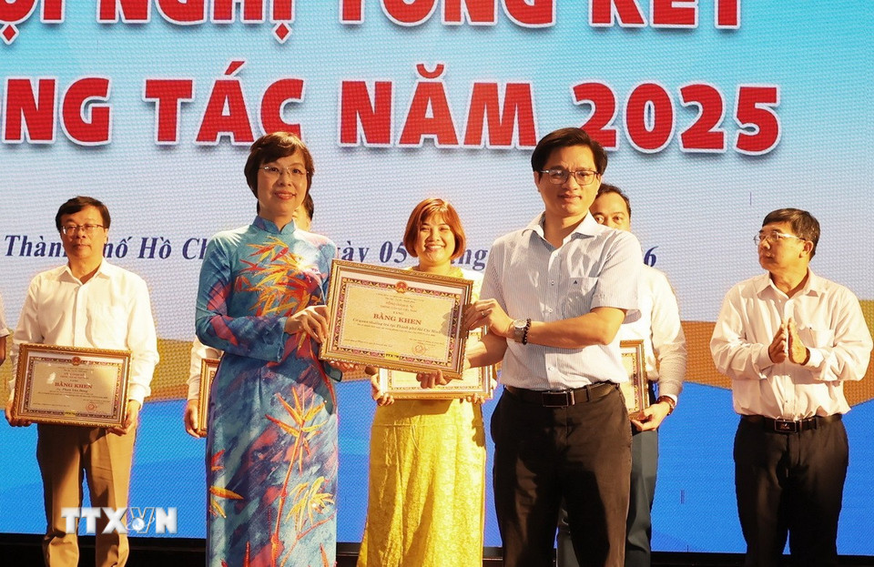 Ủy viên Ban Chấp hành Đảng bộ Chính phủ, Bí thư Đảng ủy, Tổng Giám đốc Thông tấn xã Việt Nam Vũ Việt Trang tặng Bằng khen cho đại diện tập thể Cơ quan thường trú TTXVN tại Thành phố Hồ Chí Minh có thành tích xuất sắc trong công tác năm 2025. (Ảnh: Hồng Đạt/TTXVN)