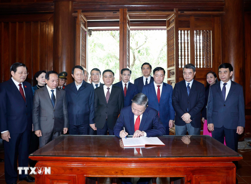 Tổng Bí thư Tô Lâm ghi sổ lưu bút tại Khu Di tích Quốc gia Đặc biệt Kim Liên. (Ảnh: Thống Nhất/TTXVN)