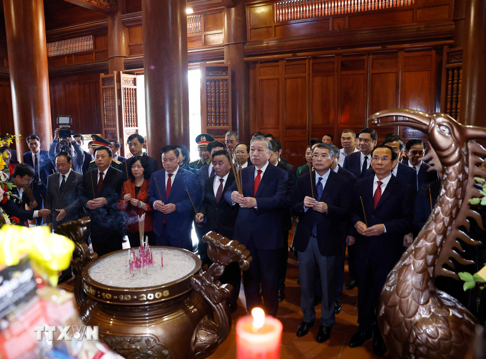 Tổng Bí thư Tô Lâm cùng Đoàn công tác dâng hương tưởng niệm Chủ tịch Hồ Chí Minh tại Khu Di tích Quốc gia Đặc biệt Kim Liên. (Ảnh: Thống Nhất/TTXVN)