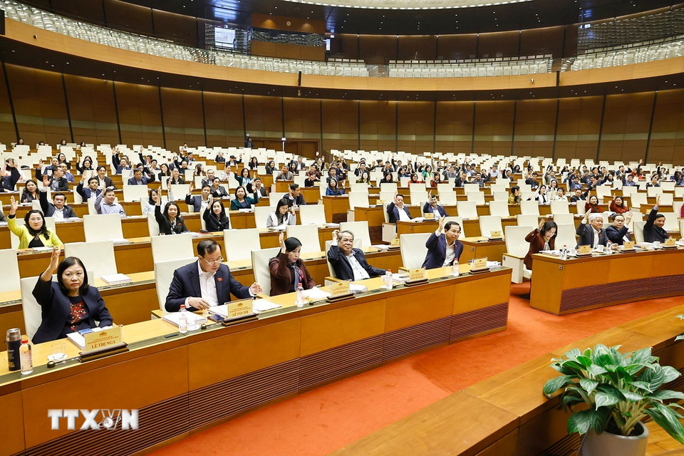 Chủ tịch Quốc hội Trần Thanh Mẫn và đại biểu biểu quyết. (Ảnh: Doãn Tấn/TTXVN)