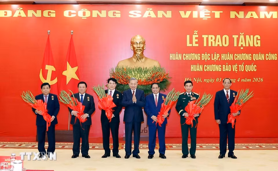 Tổng Bí thư Tô Lâm trao tặng Huân chương Độc lập hạng Nhất cho đồng chí Phạm Minh Chính, Ủy viên Bộ Chính trị khóa XIII, Thủ tướng Chính phủ và Huân chương Quân công hạng Nhất cho các đồng chí: Đại tướng Lương Cường, Ủy viên Bộ Chính trị khóa XIII, Chủ tịch nước; Đại tướng Phan Văn Giang, Ủy viên Bộ Chính trị, Phó Bí thư Quân ủy Trung ương, Bộ trưởng Bộ Quốc phòng; Nguyễn Xuân Thắng, Ủy viên Bộ Chính trị khóa XIII, nguyên Giám đốc Học viện Chính trị quốc gia Hồ Chí Minh, Chủ tịch Hội đồng Lý luận Trung ương; Thượng tướng Trần Quang Phương, Ủy viên Trung ương Đảng khóa XIII, Phó Chủ tịch Quốc hội; Nguyễn Chí Dũng, Ủy viên Trung ương Đảng khóa XIII, Phó Thủ tướng Chính phủ. (Ảnh: Thống Nhất/TTXVN)