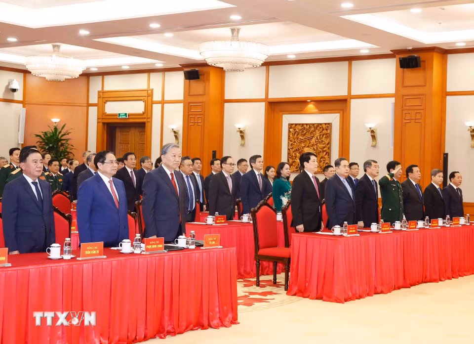 Tổng Bí thư Tô Lâm và các đại biểu thực hiện nghi lễ chào cờ. (Ảnh: Thống Nhất/TTXVN)