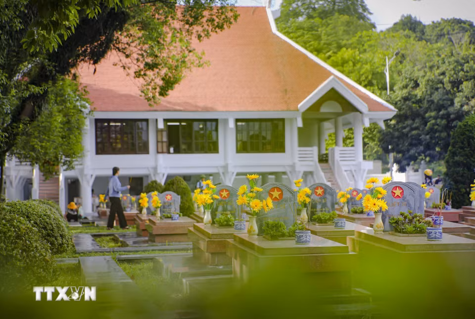 Những ngôi mộ của các Anh hùng liệt sỹ nằm yên bình giữa Nghĩa trang Liệt sỹ Quốc gia A1. (Ảnh: Xuân Tư/TTXVN)