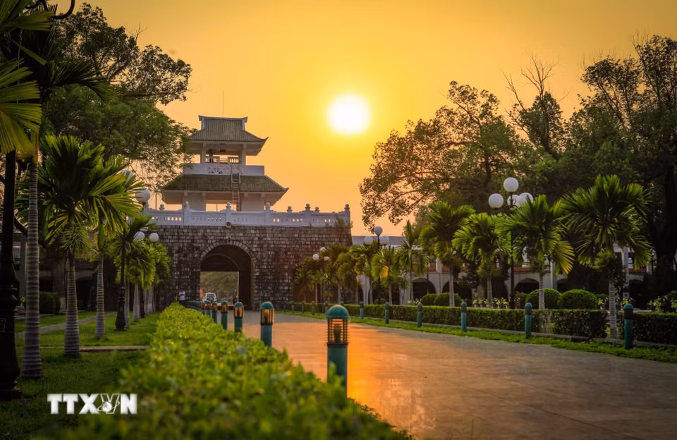 Hoàng hôn trên Nghĩa trang Liệt sỹ Quốc gia A1, nơi yên nghỉ của 644 liệt sỹ đã hy sinh trong Chiến dịch Điện Biên Phủ năm 1954. (Ảnh: Xuân Tư/TTXVN)