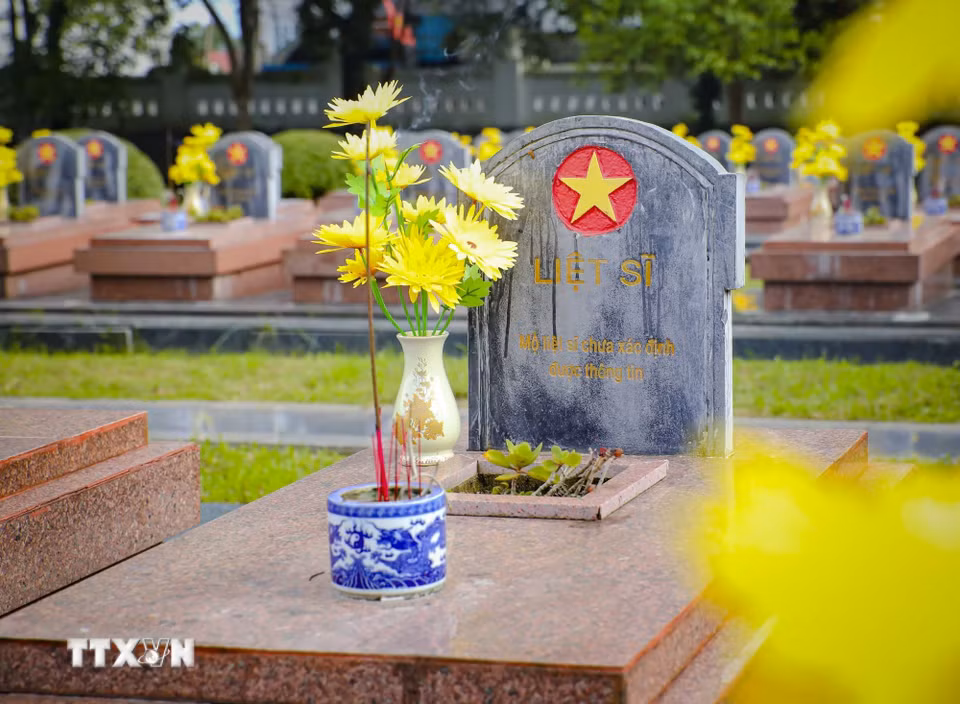 Những phần mộ liệt sĩ chưa xác định được danh tính tại Nghĩa trang Liệt sỹ Quốc gia A1. (Ảnh: Xuân Tư/TTXVN)